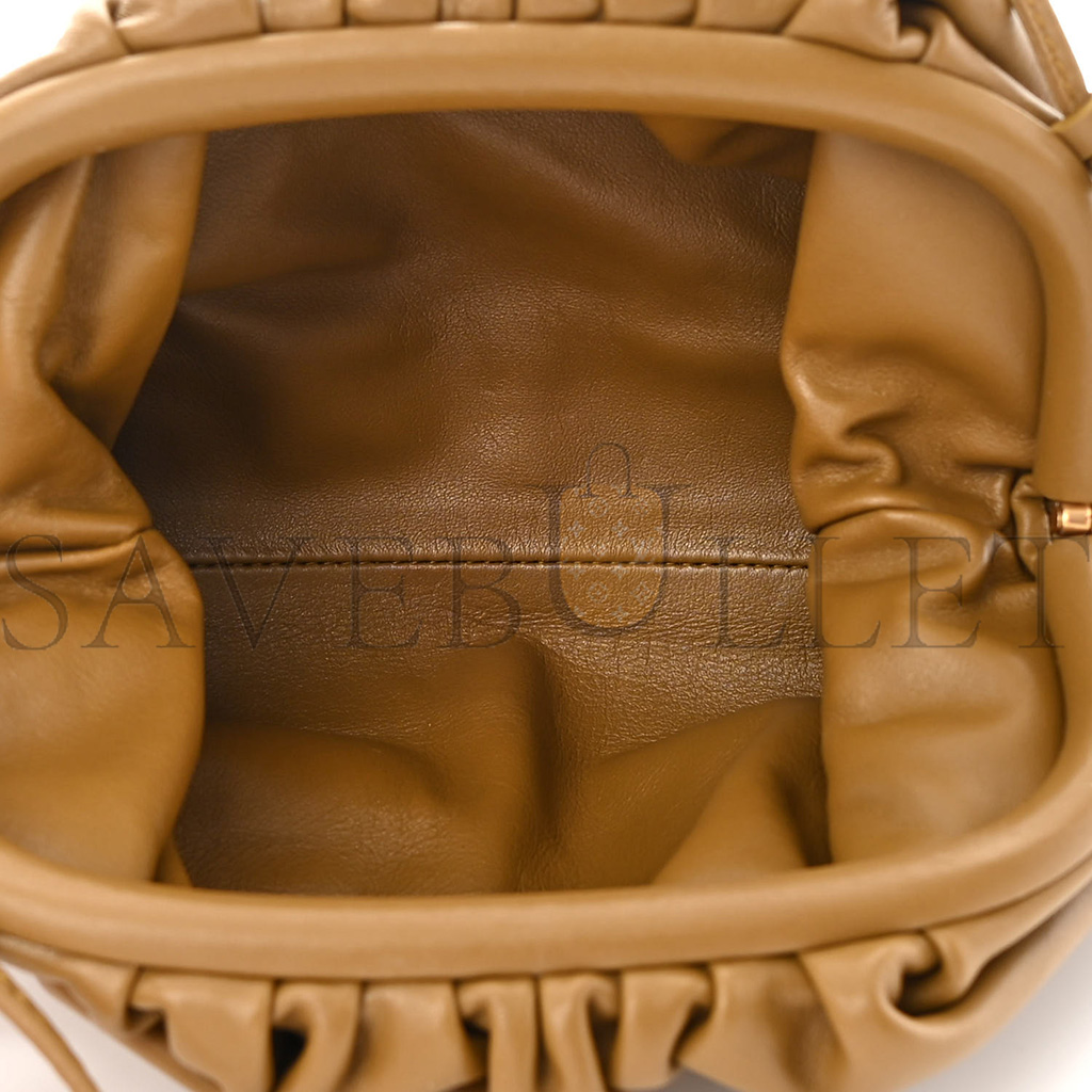 BOTTEGA VENETA BUTTER CALFSKIN THE MINI POUCH CAMMELLO (22*14*5cm)